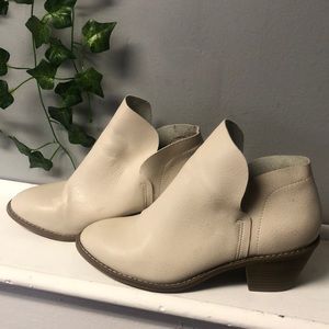 Universal Thread Cream Heeled Booties Size 8